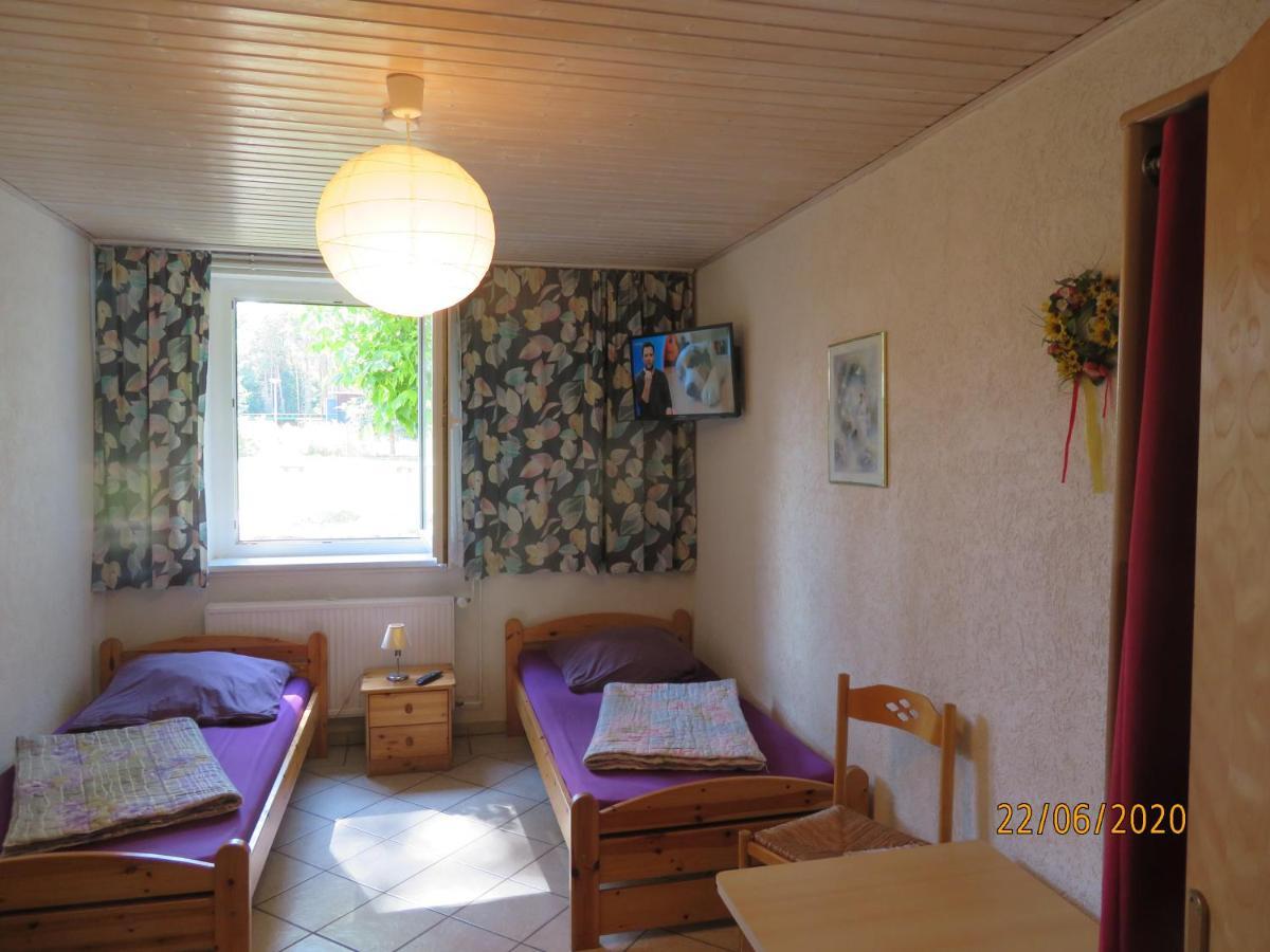 Hostel Waldhaus Am Ferienpark Mirow -Zimmer Du Wc 外观 照片