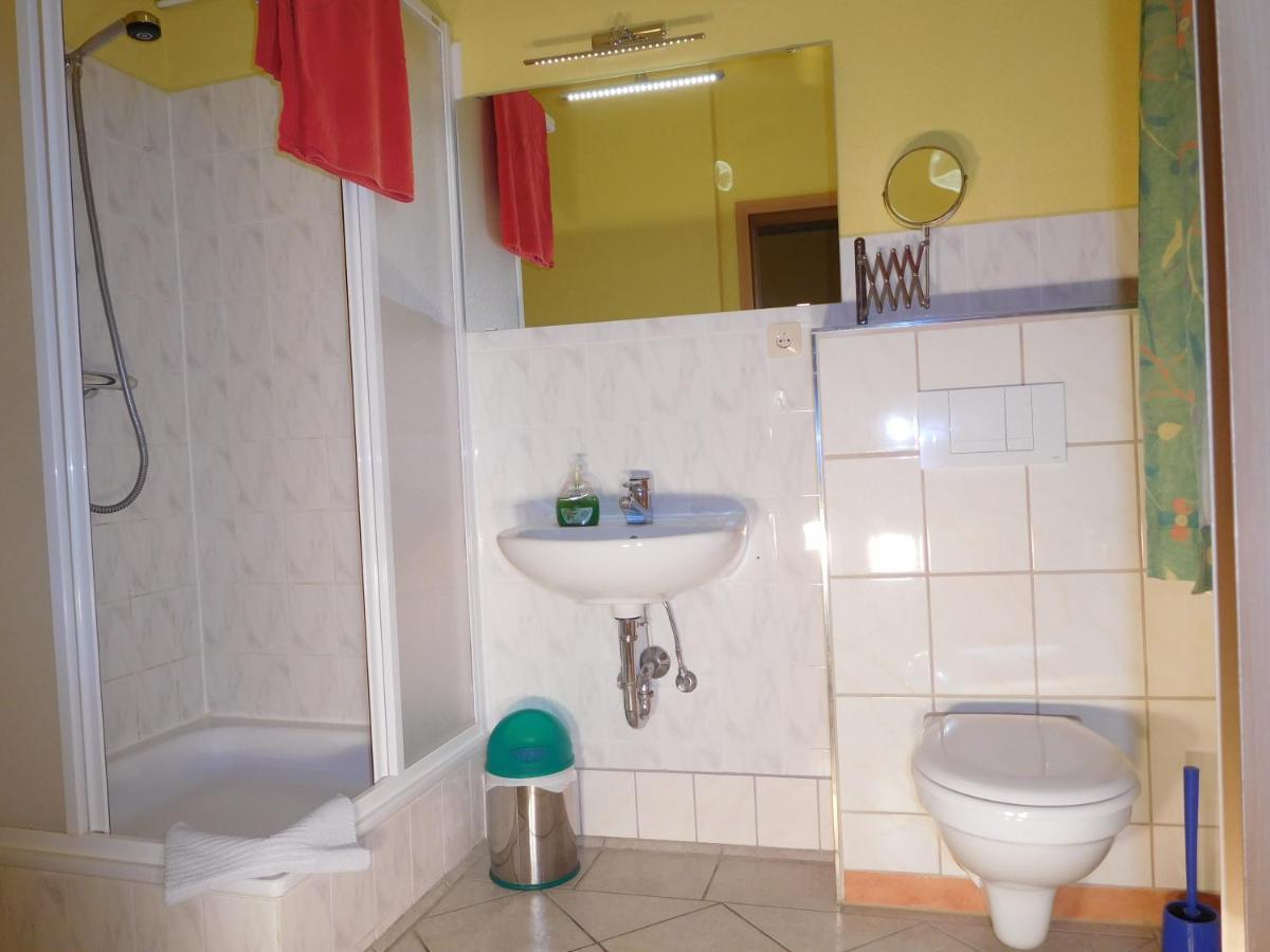 Hostel Waldhaus Am Ferienpark Mirow -Zimmer Du Wc 外观 照片